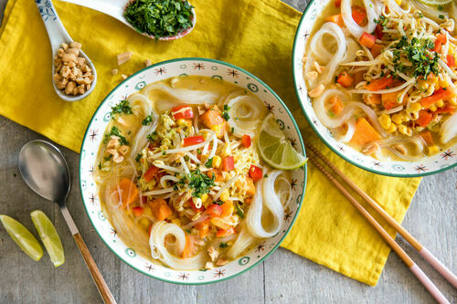 Vegane Asia-Nudelsuppe mit Gemüse und Erdnüssen