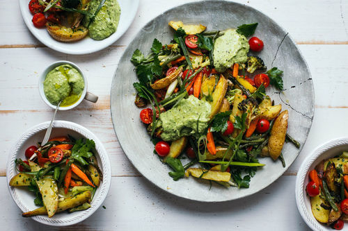 Buntes Ofengemüse mit Avocado-Mandel-Creme