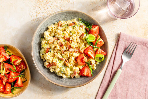 Zucchini-Lauch-Pasta Carbonara-Style mit knusprigem Speck und Tomatensalat