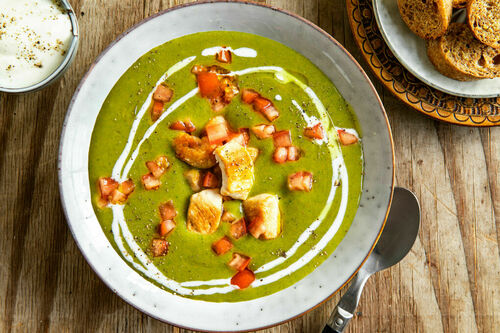 Indische Suppe mit Hähnchen und Spinat verfeinert mit Joghurt, dazu Knoblauchbrot