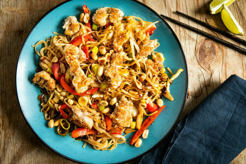 Chinesische Hähnchen-Reisnudel-Pfanne mit Gemüse und Erdnüssen