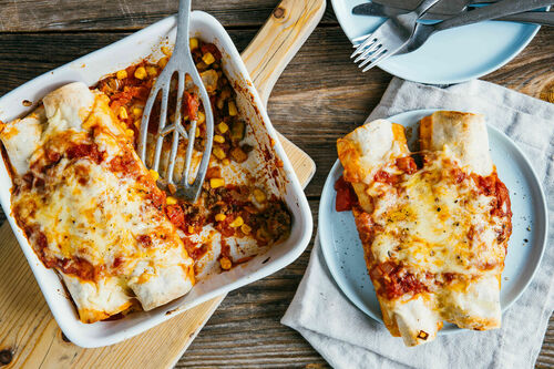 Enchiladas mit Rinderhack und Gemüse überbacken mit Tomatensauce und Käse