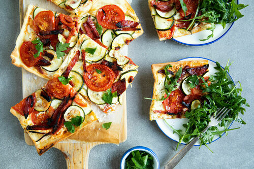 Flammkuchen mit Chorizo und Zucchini dazu Rucolasalat