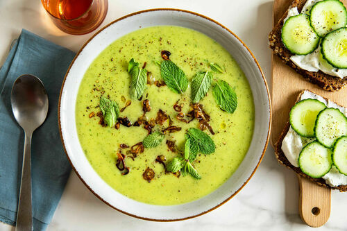 Gurken-Minz-Suppe mit Schalotten dazu Roggenbrot mit Ziegenfrischkäse