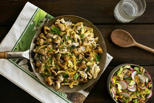 Spätzle mit Pilzen und Nussbröseln dazu Romana-Radieschen-Salat