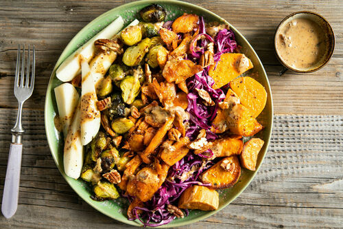 Bunter Salatteller mit veganem Huhn mit Rosenkohl, Birne und Pekannuss