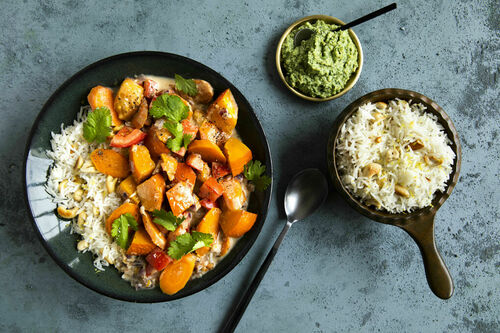 Karotten-Kürbis-Curry mit Kräuterchutney indisch gewürzt mit Kokosmilch, dazu Reis
