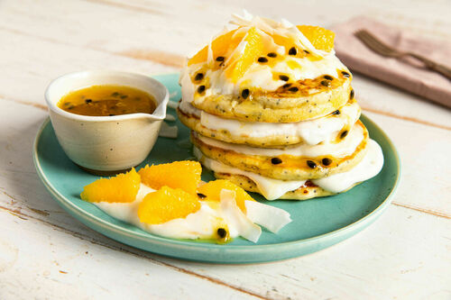 Special: Pancakes mit Passionsfrucht dazu cremiger Joghurt und Kokos