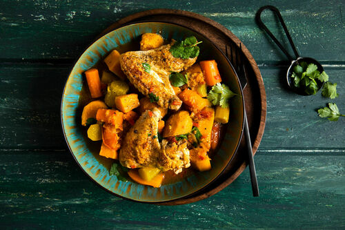 Tajine mit Hähnchenflügeln und Süßkartoffel-Möhren-Gemüse
