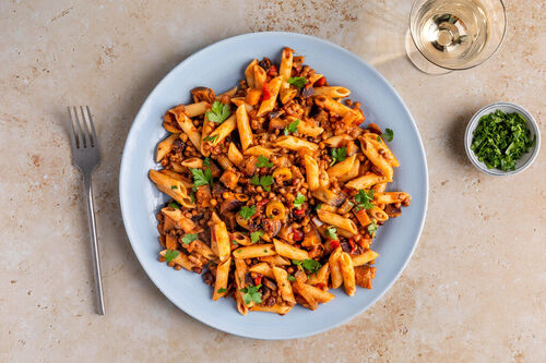 One-Pot-Vollkornpasta Caponata-Style mit Aubergine, Linsen und Petersilie