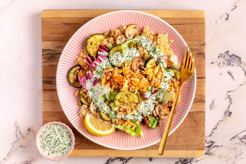 Grillkäse auf Vollkorncouscous mit Zucchini, Pilze & Basilikum-Joghurt-Sauce