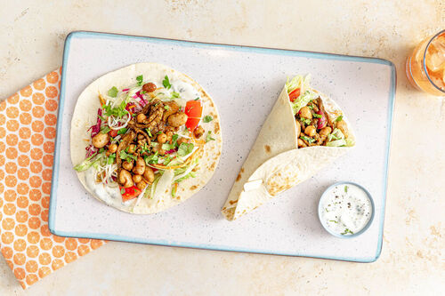 RS Kichererbsen-Wraps mit Schawarma-Pilzen mit gemischtem Salat und Minzjoghurt