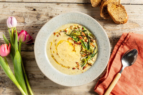 Sellerie-Apfel-Suppe mit Lauch und Mandeln serviert mit Knoblauch-Vollkornbrötchen