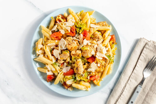 Herzhafte Hähnchenpasta mit Lauch, Tomaten und Käse