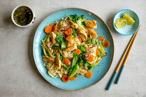 Schnelle Teriyaki-Hähnchen-Nudeln mit Pak Choi und Limette