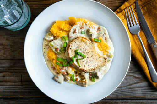 Schweinesteak mit Steckrübenpüree und cremiger Apfel-Pilz-Sauce mit Speck