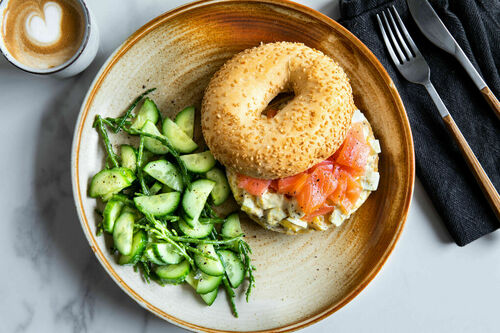 Special: Bagel mit Eiersalat und Lachs dazu Gurkensalat mit Queller