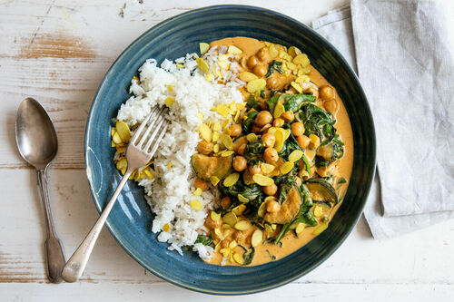 Kichererbsen-Spinat-Korma mit Zucchini und gerösteten Mandeln, dazu Reis