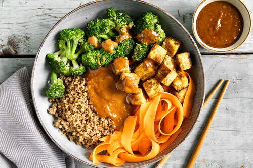 Tofu-Quinoa-Bowl mit Brokkoli und eingelegter Karotte