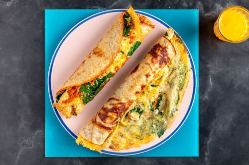 Tortilla-Omelett-Rolle mit Spinat und Tomaten-Oliven-Pesto