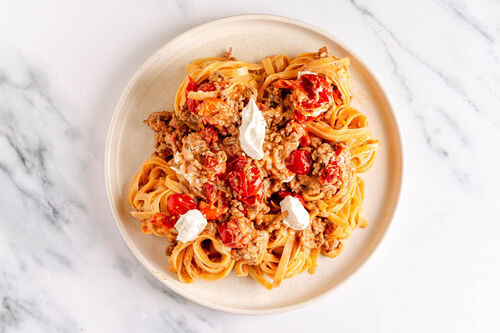 Pasta mit cremiger Ricotta-Hackfleisch-Sauce und fruchtigen Kirschtomaten