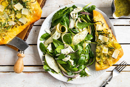 Lauch-Focaccia und Spinatsalat mit Mozzarella, Birne und Mohndressing