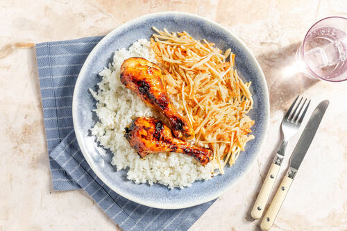 Sweet-Chili-Hähnchendrumsticks an Sushireis und buntem Coleslaw