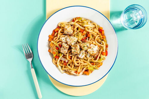 Saftiger Alaska-Seelachs Yaki-Style mit gebratenen Udon-Nudeln und Gemüsemix