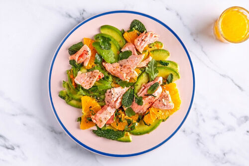 Saftiges MSC-Lachsfilet Low Carb auf Avocado-Orangen-Salat