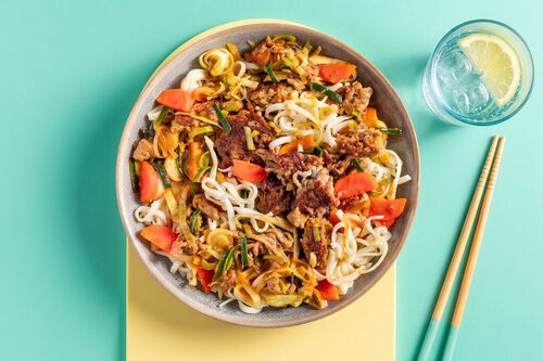 Asia-Nudelpfanne mit gemischtem Hack mit Erdnusssauce und Gemüse