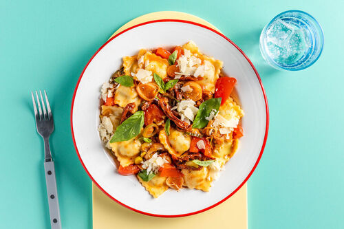 Ricotta-Spinat-Tortelli in Tomatensauce garniert mit frischem Basilikum