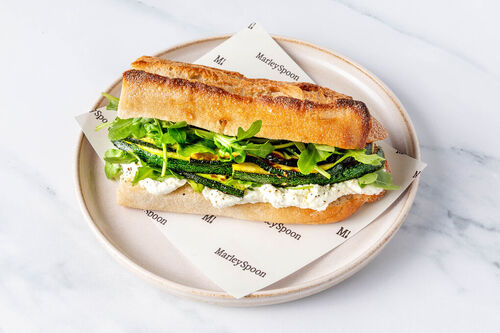 Feta-Gemüse-Sandwich mit Bio-Sauerteigbaguette und Rucola