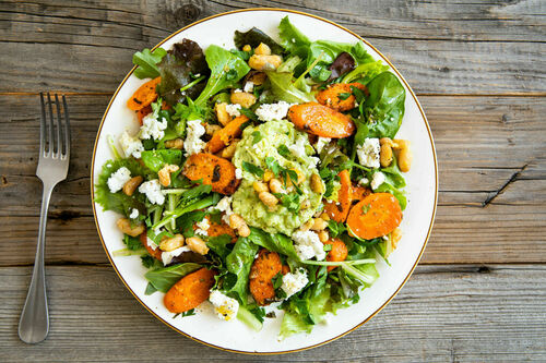 Bunter Ofenkarotten-Salat mit Cannellinibohnen und Avocado