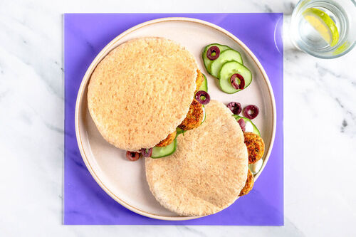 RS Falafelsandwich mit Gurke und Oliven und cremigem Joghurt
