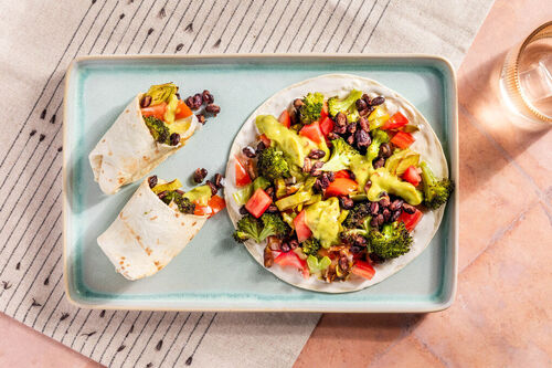 Veggie-Burritos mit schwarzen Bohnen gefüllt mit Brokkoli und Lauch