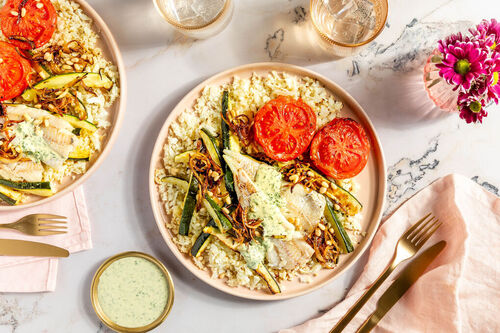 Seehecht mit Tahinisauce und Zucchini dazu gebackene Tomaten und Blumenkohlreis