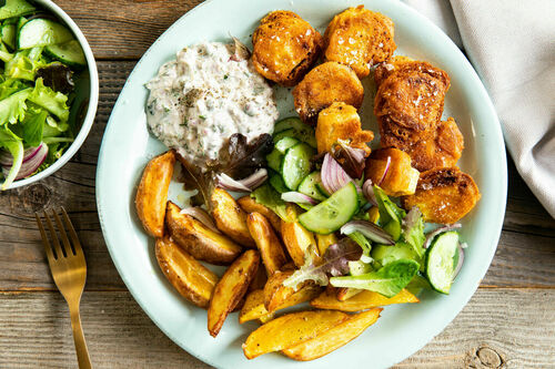 Vegane Fish ’n’ Chips aus Tofu mit Kartoffelecken und Salat