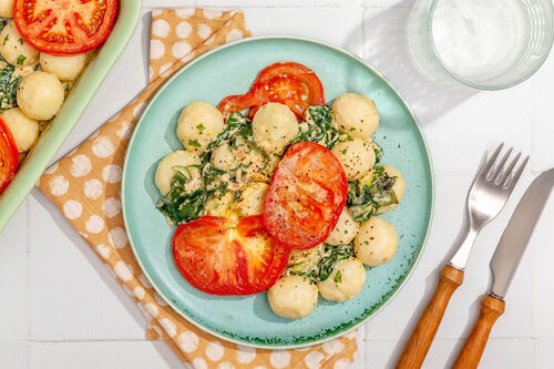 Überbackene Käse-Gnocchi mit Tomate in cremiger Spinatsauce
