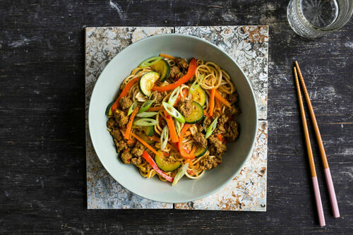 Bami Goreng mit Rinderhack und buntem Gemüse