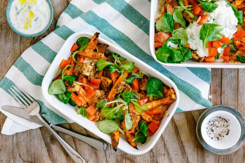 Süßkartoffel-Bio-Hähnchen-Gratin mit Feldsalat und Tzatziki