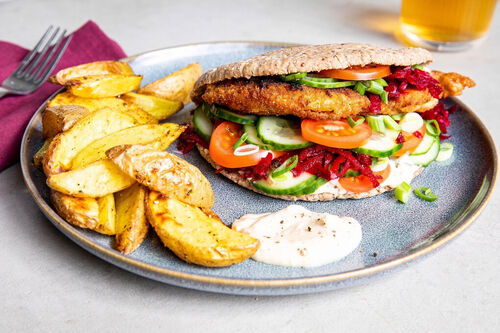 Schnitzelsandwich vom Bio-Huhn mit Tahini und gebackenen Kartoffeln