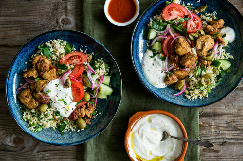 Bio-Hähnchen Schawarma-Style auf Bulgur mit Joghurt und grünen Oliven