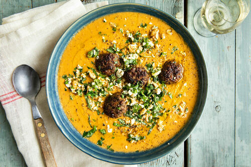 Griechische Suppe mit Bio-Hackbällchen mit Feta und Aubergine