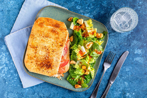 Focaccia mit Kimchi und Käse dazu Salat mit süßem Tomaten-Dressing