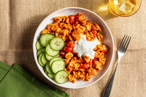 Manti in würziger Tomatensauce mit Gurken und Joghurt
