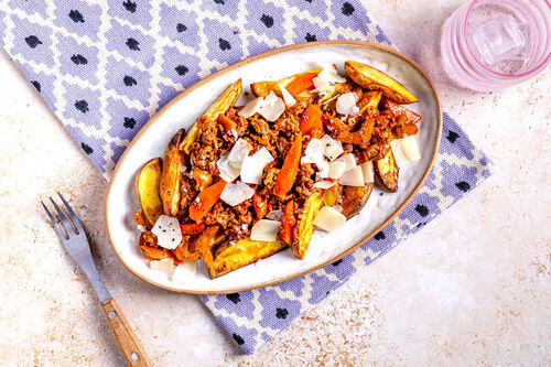 „Loaded Fries“ mit Bolo vom gemischten Hack und aromatischem Gemüse