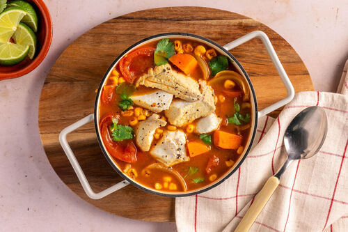 Mexikanische Fischsuppe mit Süßkartoffeln mit gebratenem Mais und Koriander