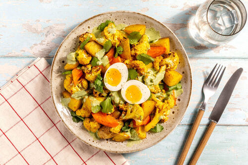 Röstgemüsesalat mit Korianderjoghurt mit Curry und gekochtem Ei
