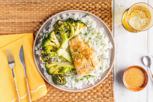 Seehechtfilet und Brokkoli aus dem Ofen mit Miso-Sesam-Sauce auf Jasminreis