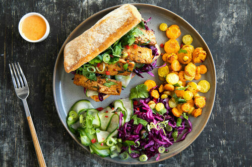 Tofusandwich Bánh-mì-Style mit buntem Salat und Ofenkarotten